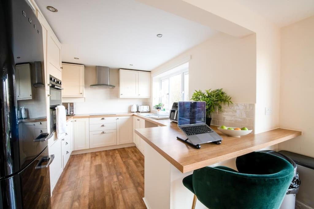Charming Cottage Getaway In Altrincham Exterior photo