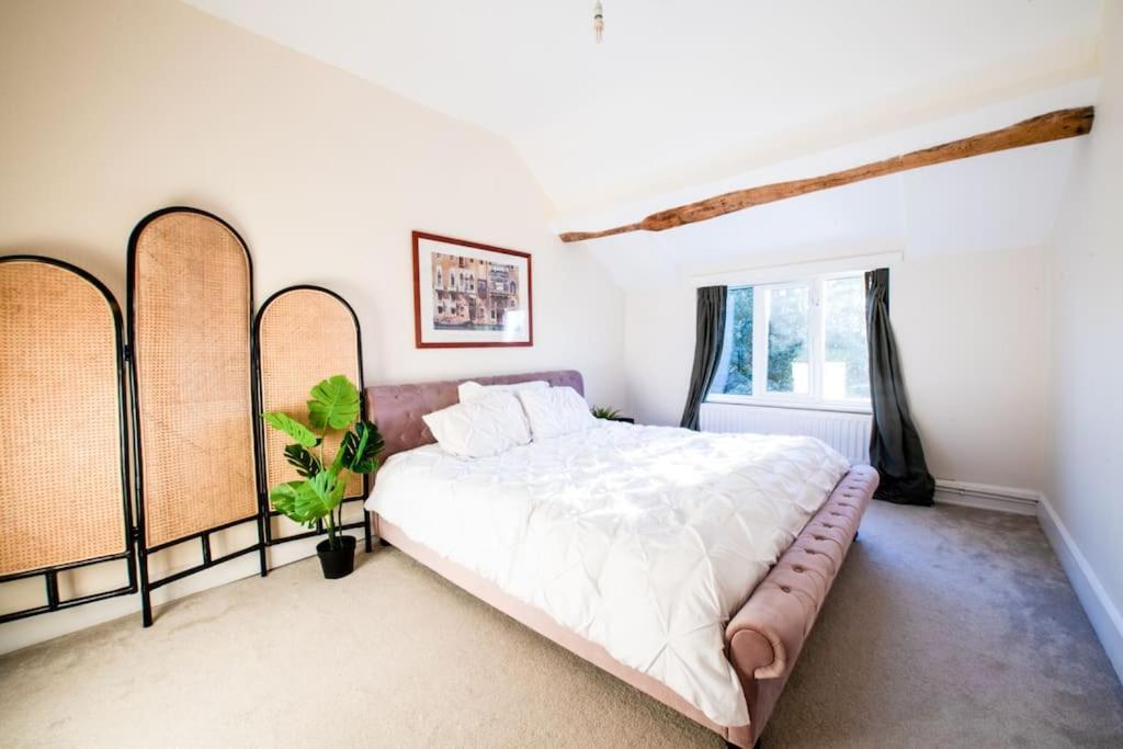 Charming Cottage Getaway In Altrincham Exterior photo